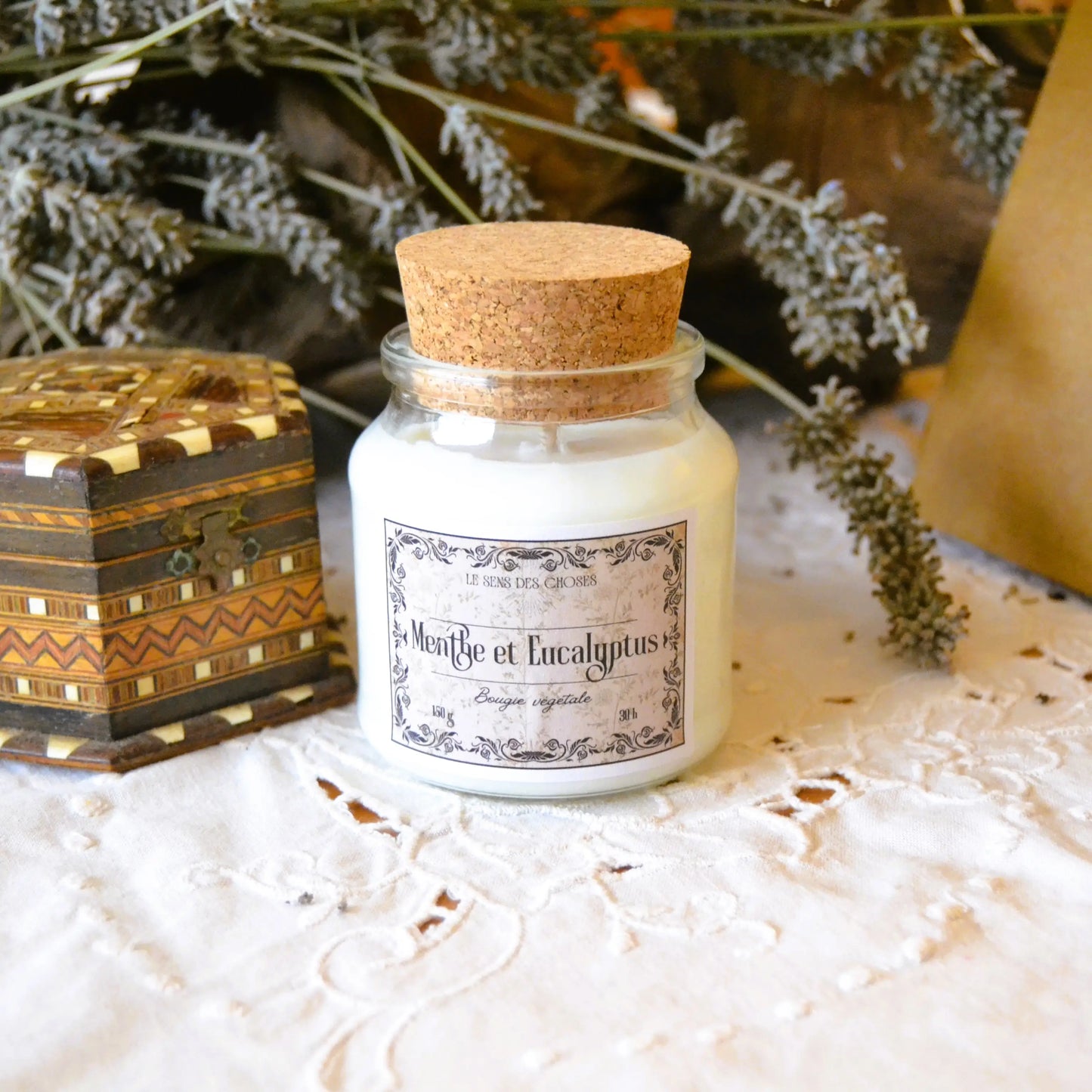 Image de Bougie parfumée artisanale à la menthe et à l'eucalyptus | Le sens des choses – boutique artisanale éthique de bougies parfumées et savons naturels fabriqués en France