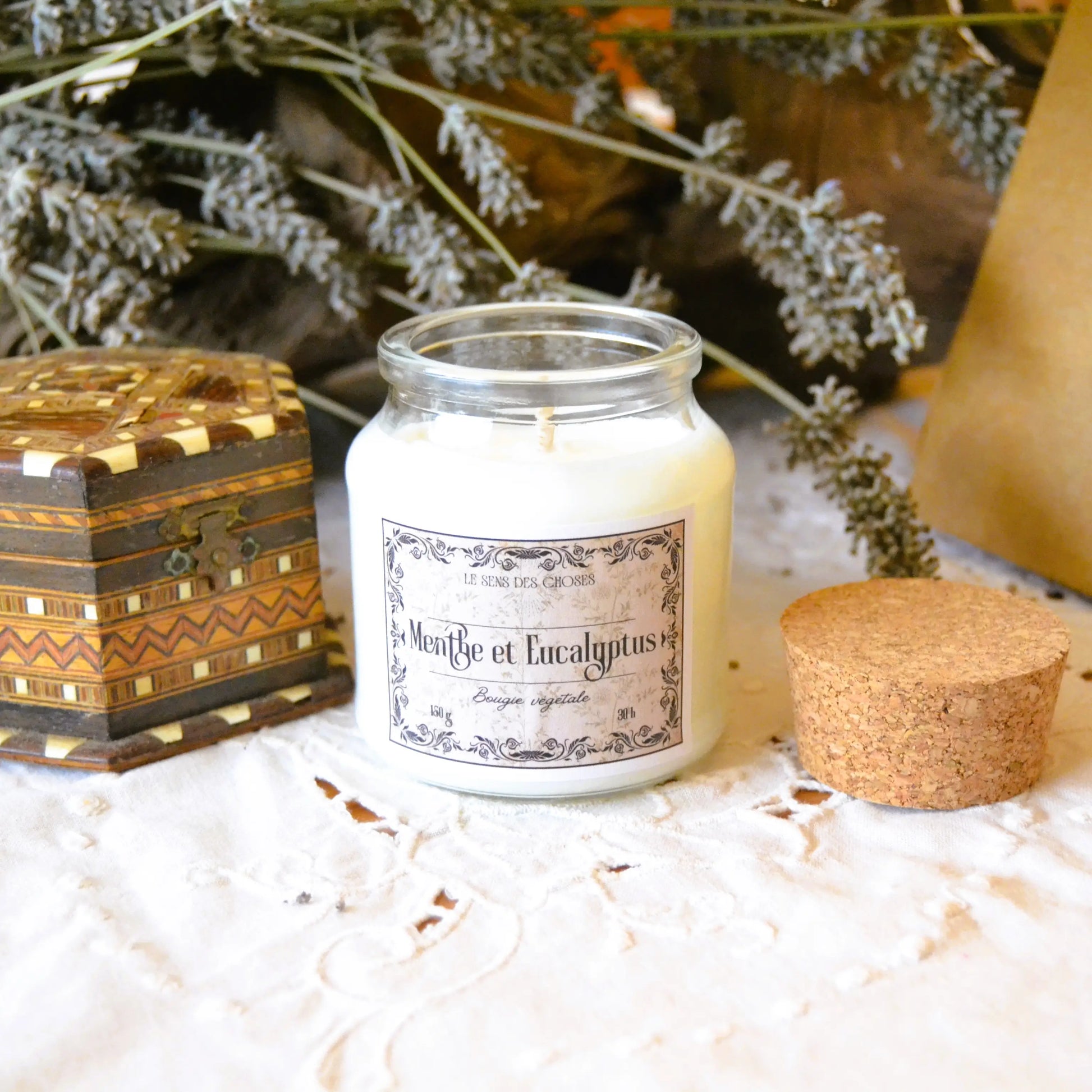 Image de Bougie parfumée artisanale à la menthe et à l'eucalyptus | Le sens des choses – boutique artisanale éthique de bougies parfumées et savons naturels fabriqués en France