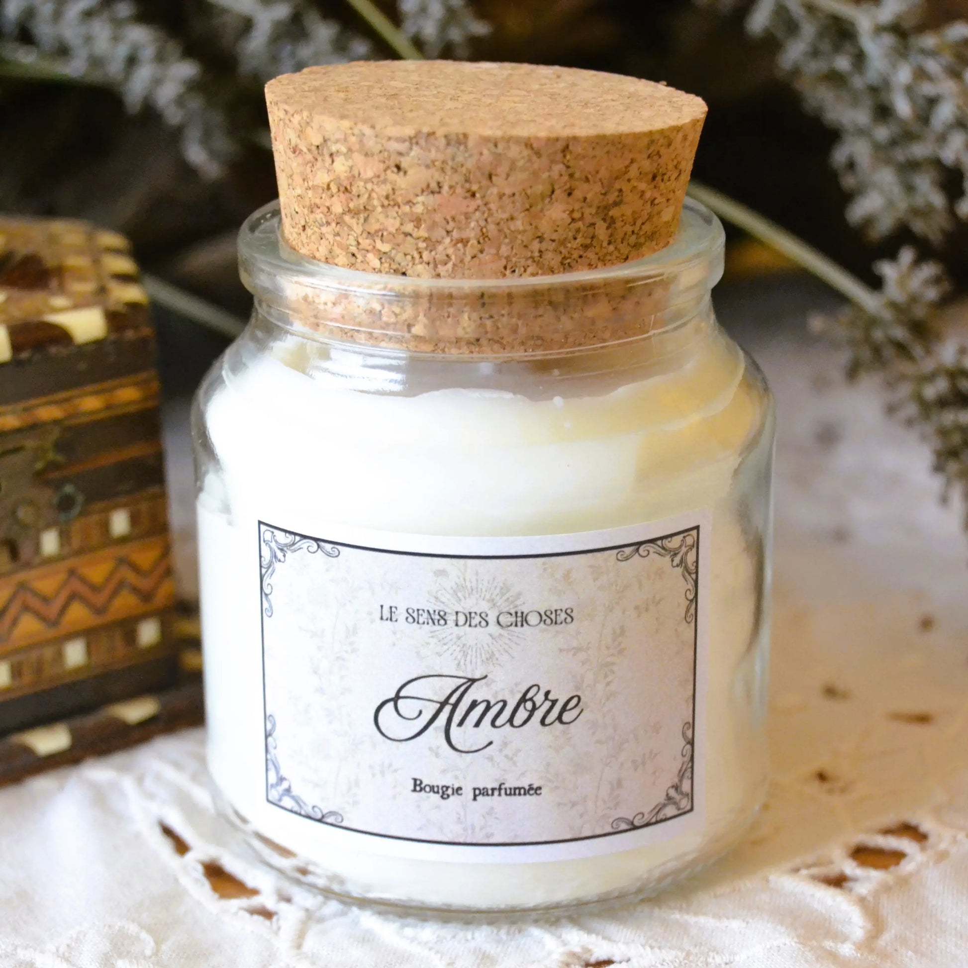 Image de Bougie parfumée artisanale à l’ambre | Le sens des choses – boutique artisanale éthique de bougies parfumées et savons naturels fabriqués en France