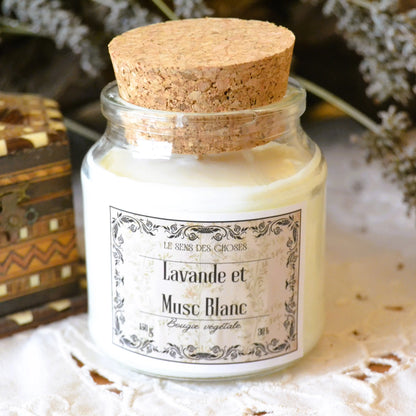 Image de Bougie parfumée artisanale à la lavande et au musc blanc | Le sens des choses – boutique artisanale éthique de bougies parfumées et savons naturels fabriqués en France