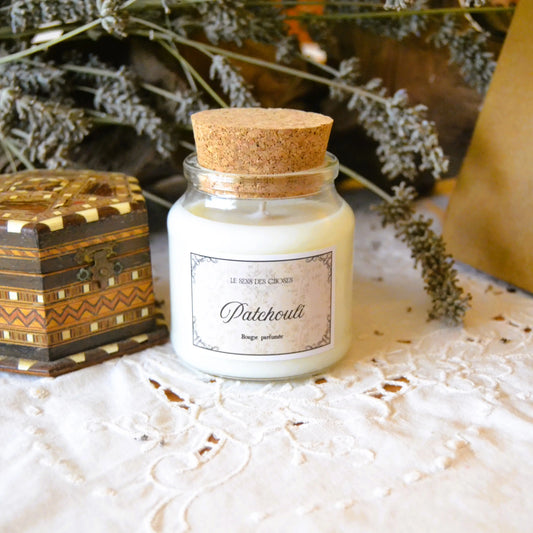 Image de Bougie parfumée artisanale au patchouli | Le sens des choses – boutique artisanale éthique de bougies parfumées et savons naturels fabriqués en France