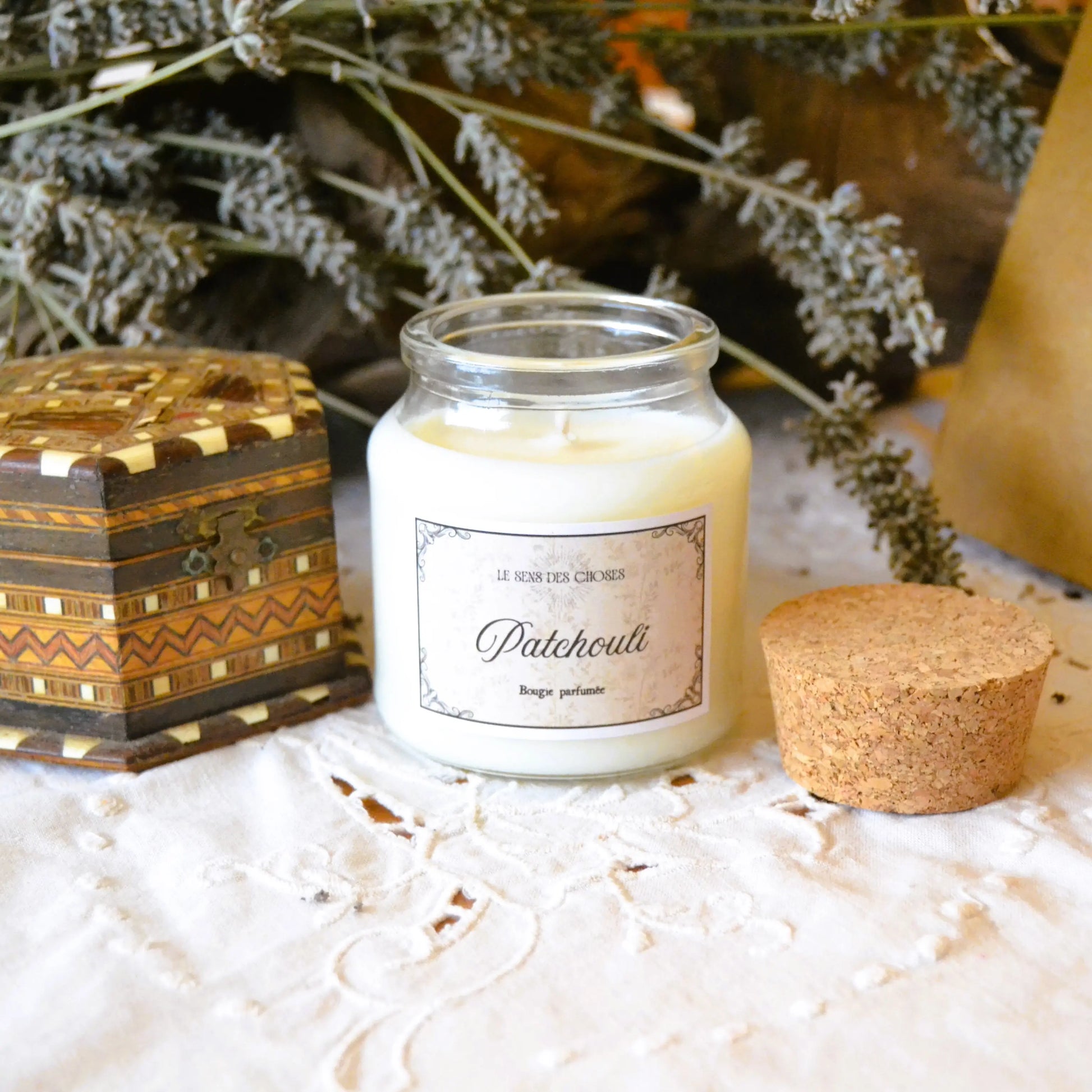 Image de Bougie parfumée artisanale au patchouli | Le sens des choses – boutique artisanale de bougies parfumées végétales et savons naturels fabriqués en Charente-Maritime