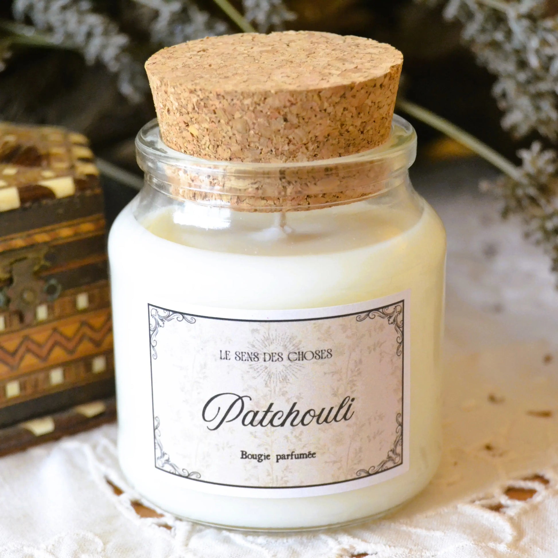 Image de Bougie parfumée artisanale au patchouli | Le sens des choses – boutique artisanale de bougies parfumées végétales et savons naturels fabriqués en Charente-Maritime