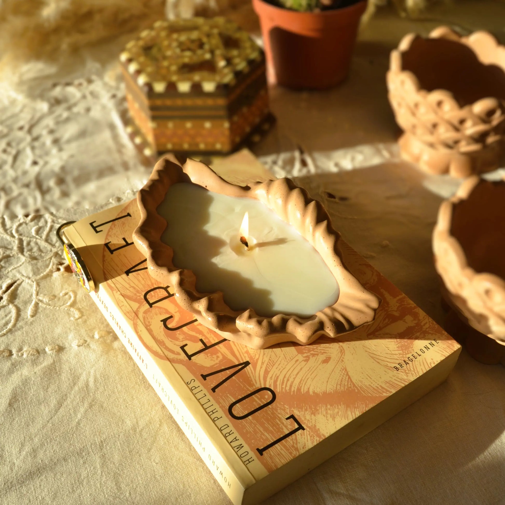 Image de Calliope — Bougie artisanale parfumée dans son pot coquillage en jesmonite | Le sens des choses – boutique artisanale éthique de bougies parfumées et savons naturels fabriqués en France