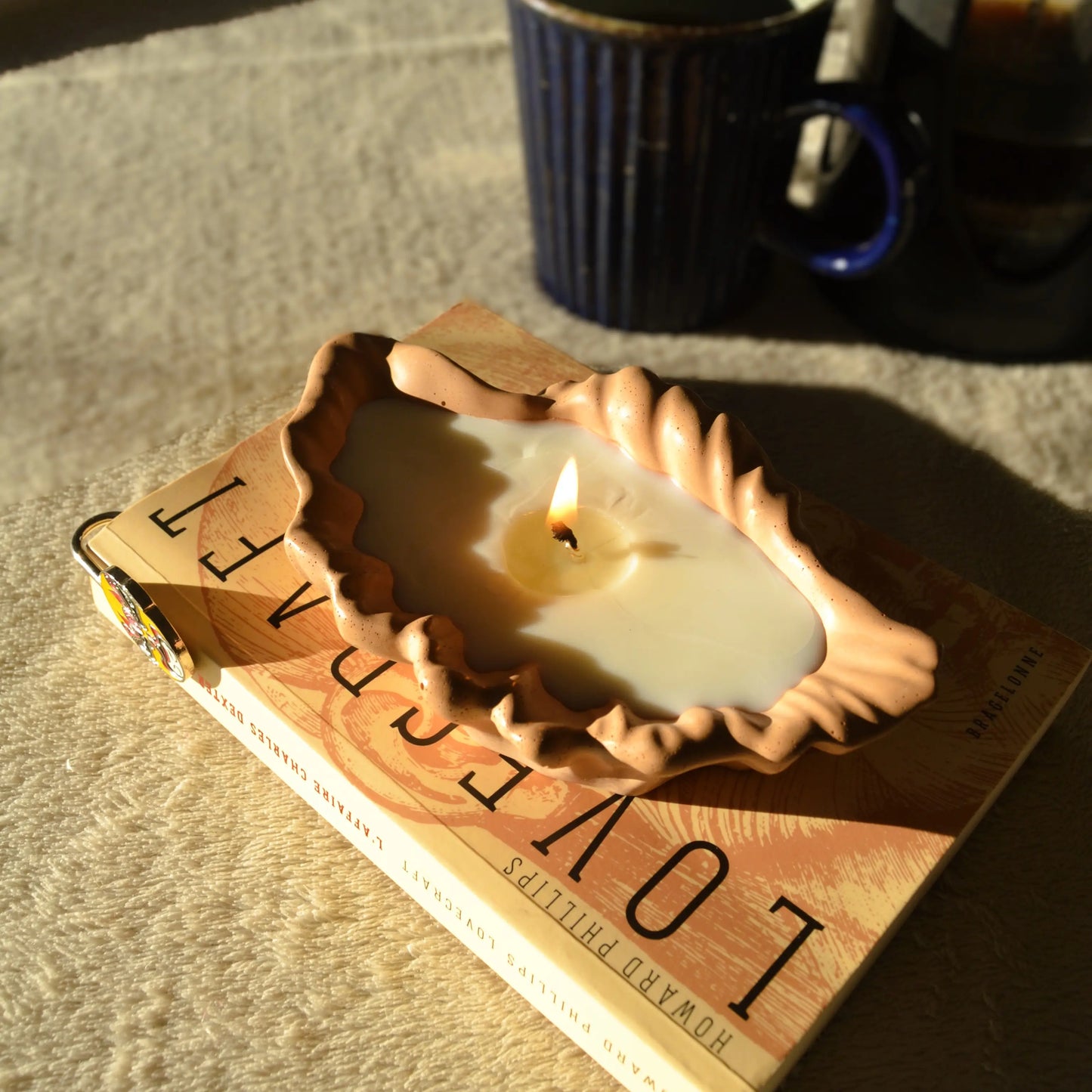 Image de Calliope — Bougie artisanale parfumée dans son pot coquillage en jesmonite | Le sens des choses – boutique artisanale éthique de bougies parfumées et savons naturels fabriqués en France