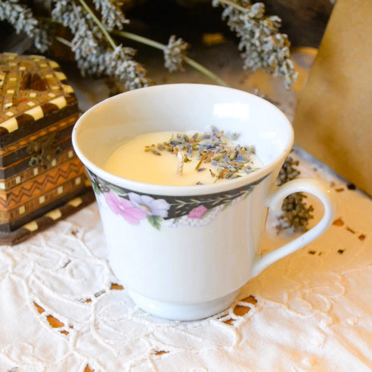 Image de Bougie décorative artisanale motif floral et végétal — lavande et musc blanc | Le sens des choses – boutique artisanale éthique de bougies parfumées et savons naturels fabriqués en France