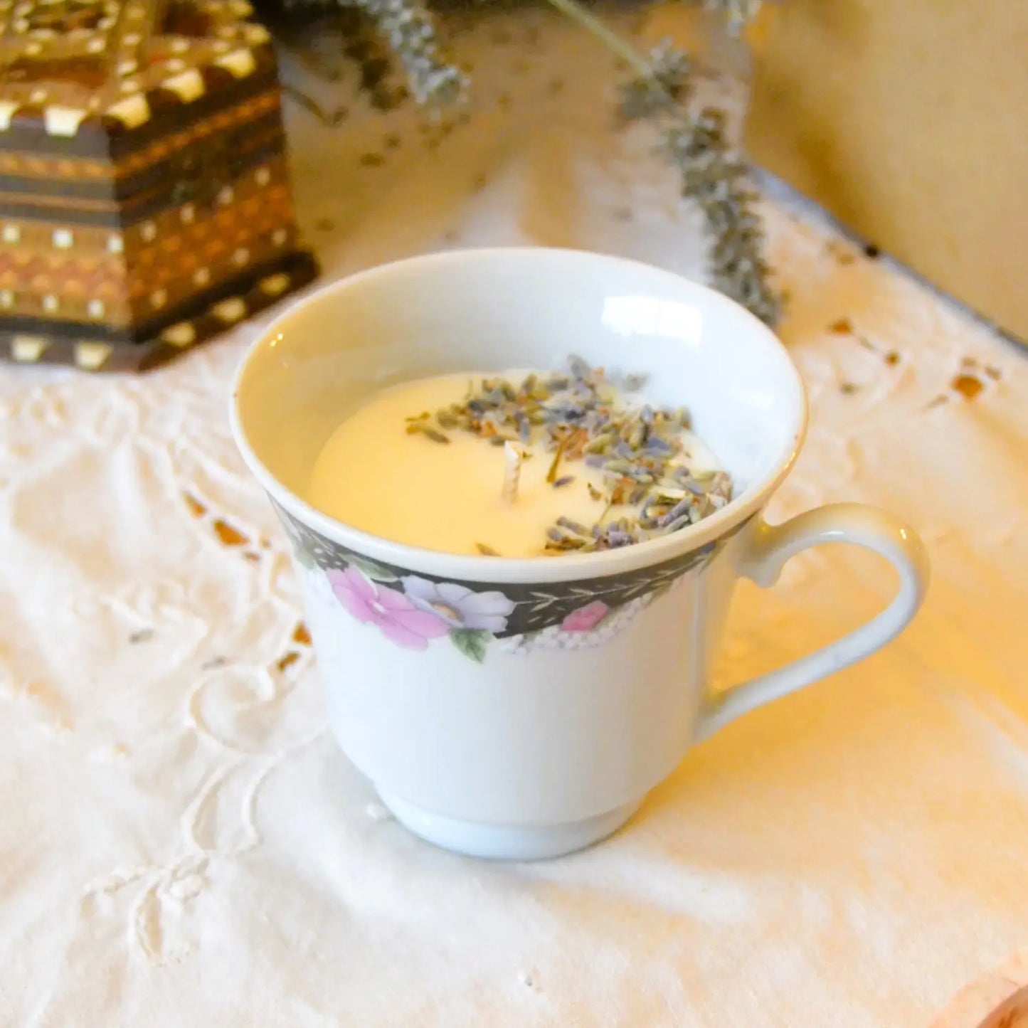 Image de Bougie décorative artisanale motif floral et végétal — lavande et musc blanc | Le sens des choses – boutique artisanale éthique de bougies parfumées et savons naturels fabriqués en France