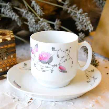 Image de Bougie décorative artisanale tasse chinée — motif fleurs roses — parfum au choix | Le sens des choses – boutique artisanale éthique de bougies parfumées et savons naturels fabriqués en France