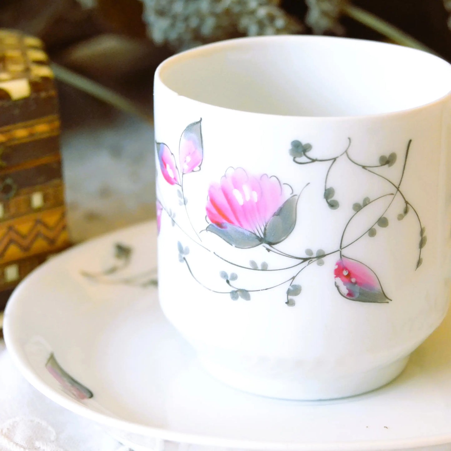 Image de Bougie décorative artisanale tasse chinée — motif fleurs roses — parfum au choix | Le sens des choses – boutique artisanale éthique de bougies parfumées et savons naturels fabriqués en France