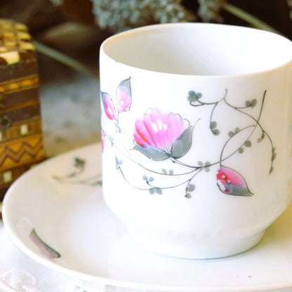 Image de Bougie décorative artisanale tasse chinée — motif fleurs roses — parfum au choix | Le sens des choses – boutique artisanale éthique de bougies parfumées et savons naturels fabriqués en France