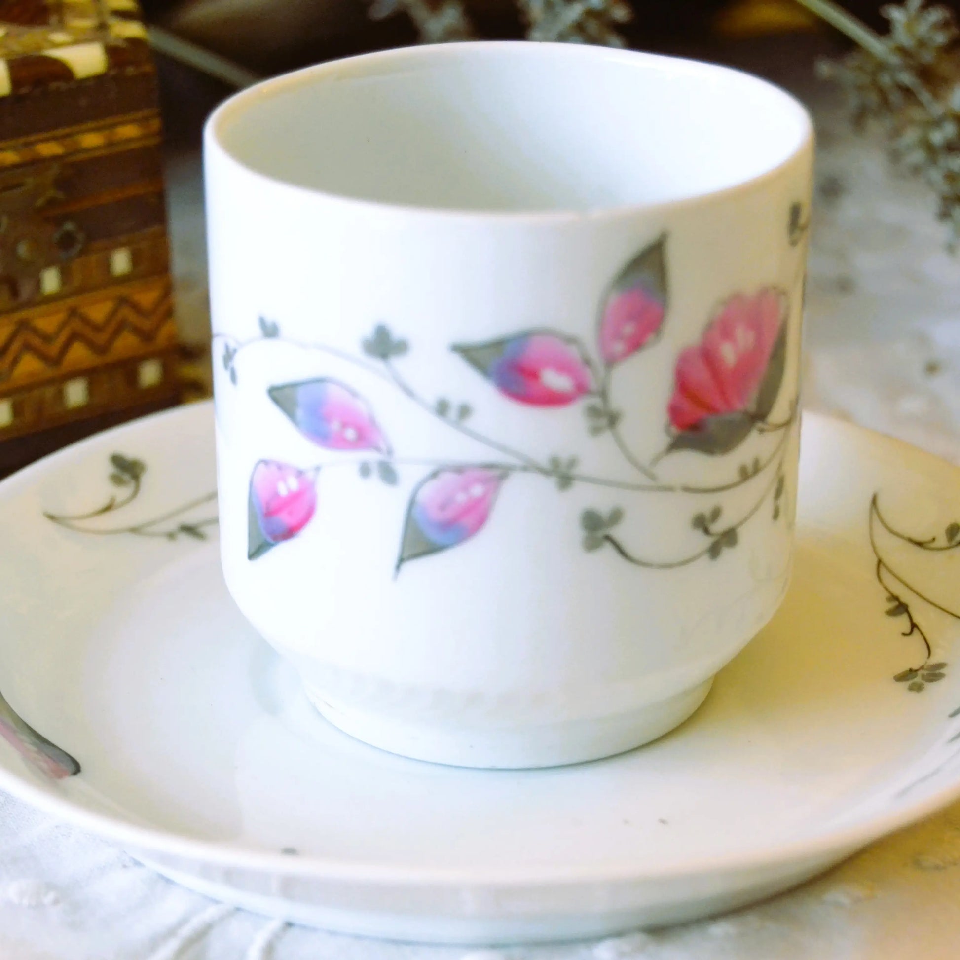 Image de Bougie décorative artisanale tasse chinée — motif fleurs roses — parfum au choix | Le sens des choses – boutique artisanale éthique de bougies parfumées et savons naturels fabriqués en France