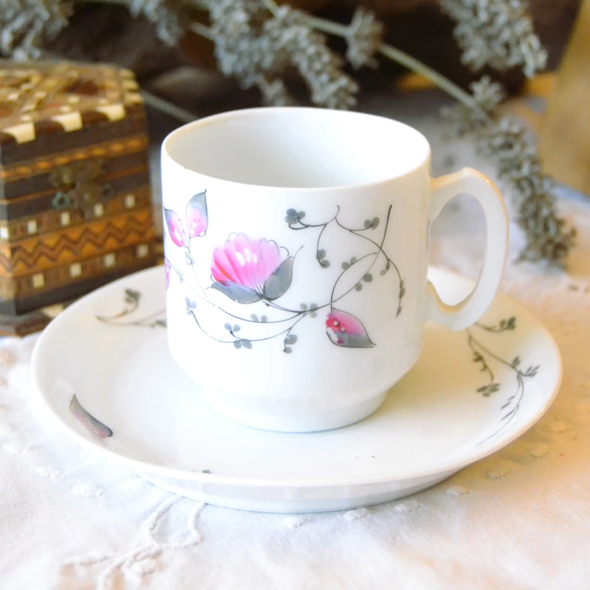Image de Bougie décorative artisanale tasse chinée — motif fleurs roses — parfum au choix | Le sens des choses – boutique artisanale éthique de bougies parfumées et savons naturels fabriqués en France