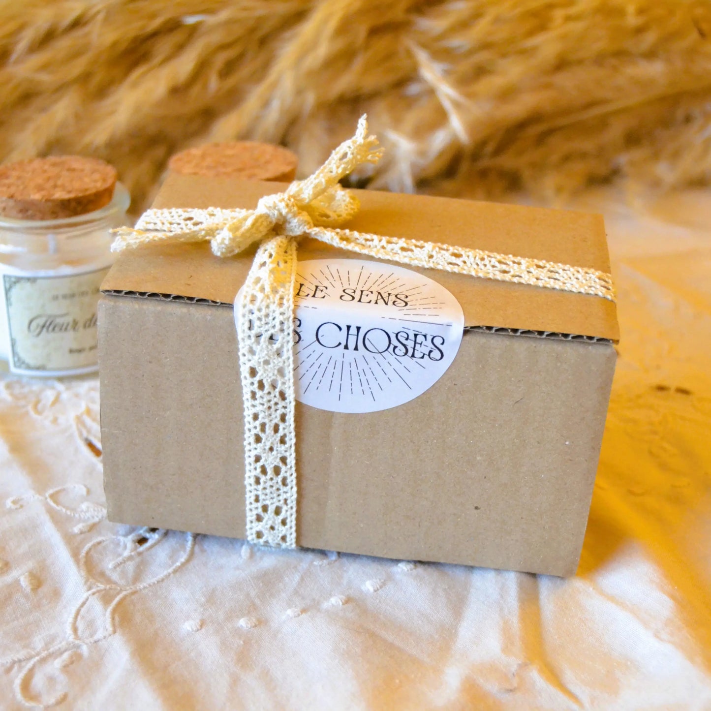 Image de Coffret-cadeau — deux petites bougies parfumées artisanales au choix | Le sens des choses – boutique artisanale éthique de bougies parfumées et savons naturels fabriqués en France