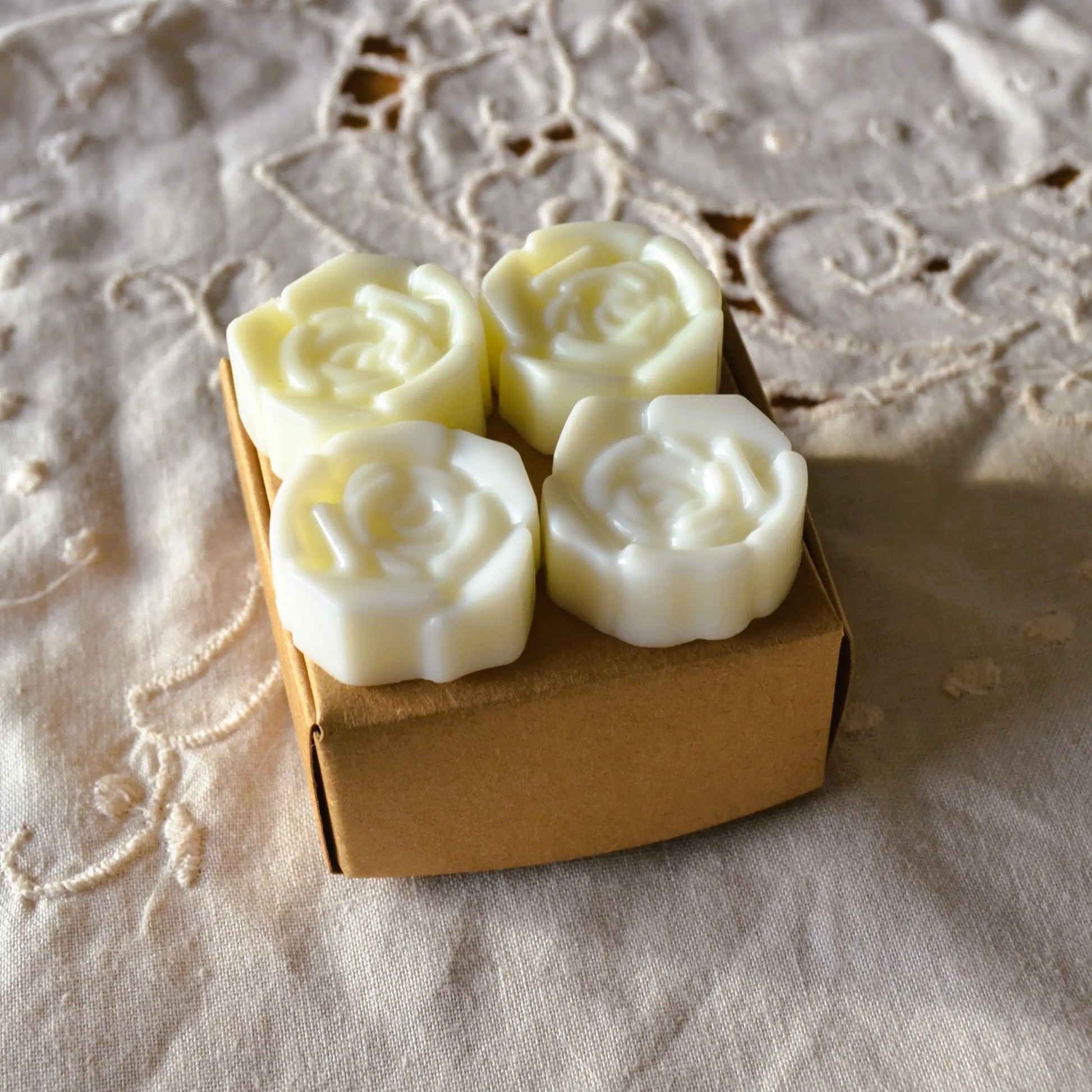 Image de Coffret découverte de quatre mini fondants parfumés | Le sens des choses – boutique artisanale éthique de bougies parfumées et savons naturels fabriqués en France