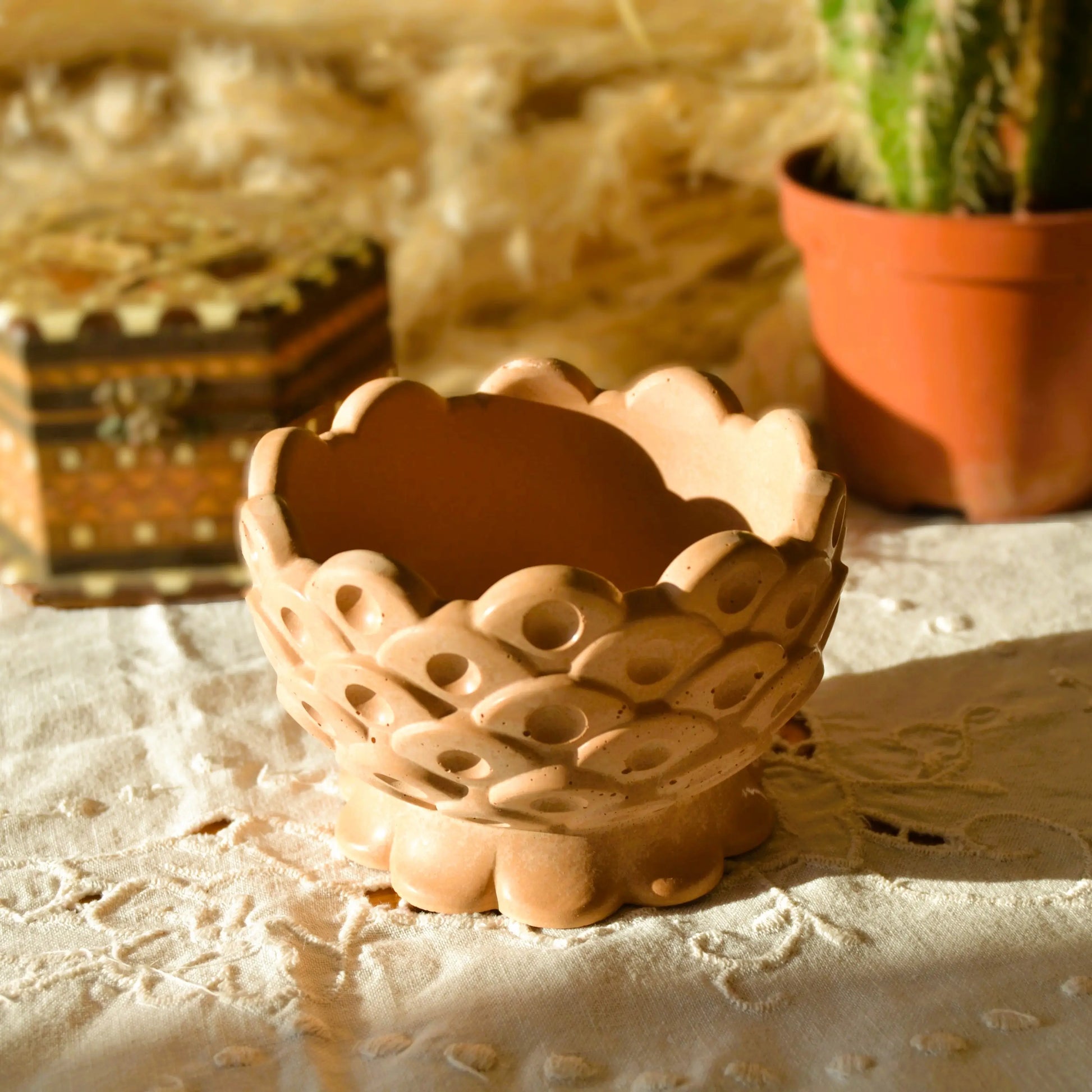 Image de Galatée — Coupe décorative artisanale en jesmonite terracotta | Le sens des choses – boutique artisanale éthique de bougies parfumées et savons naturels fabriqués en France