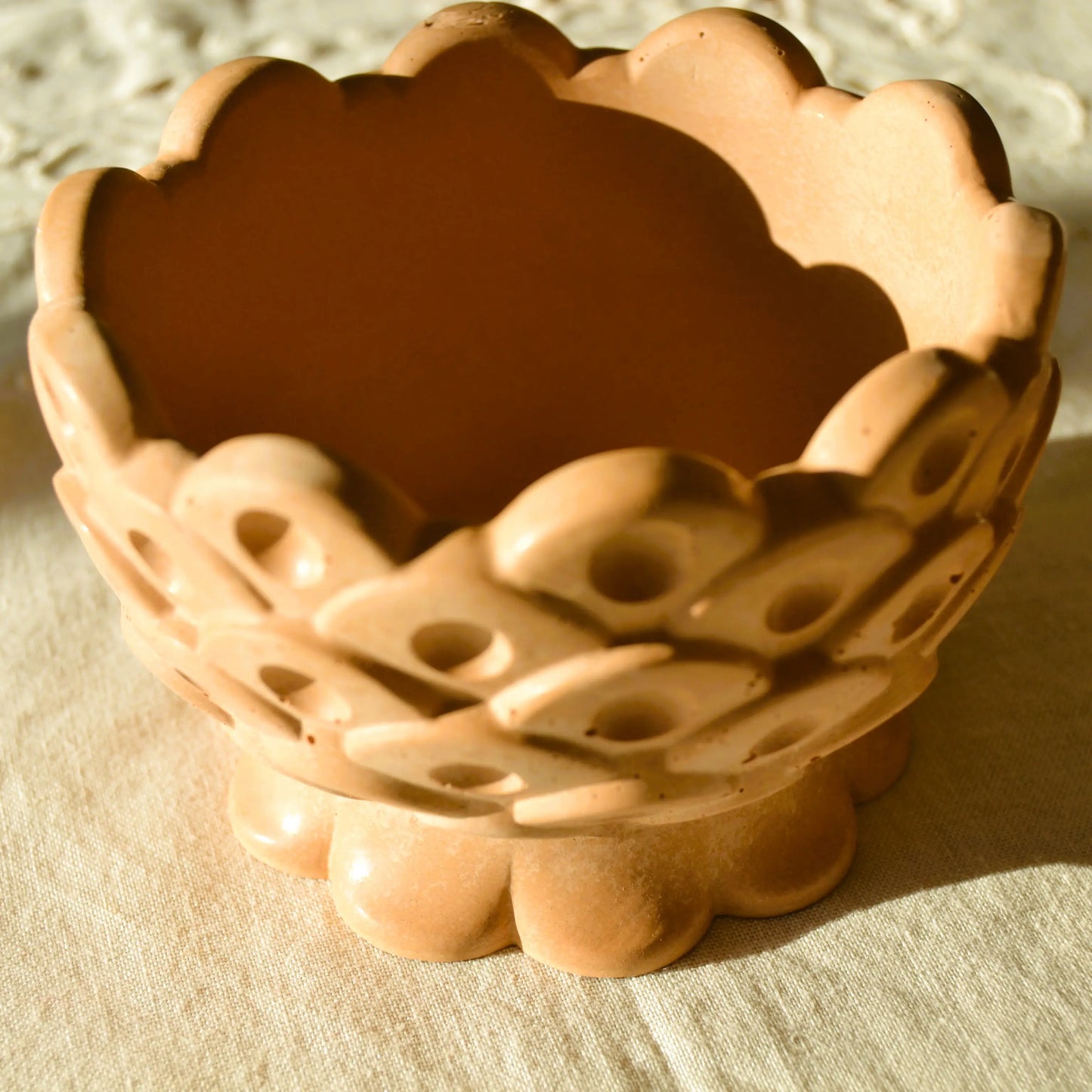 Image de Galatée — Coupe décorative artisanale en jesmonite terracotta | Le sens des choses – boutique artisanale éthique de bougies parfumées et savons naturels fabriqués en France