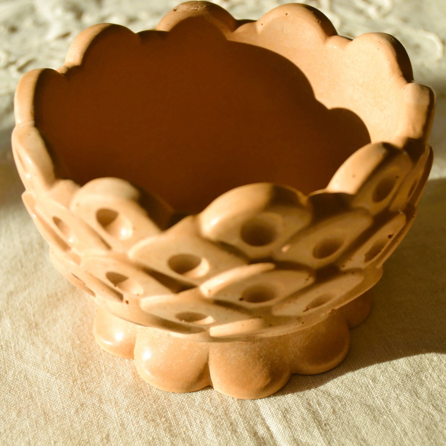 Gaïa — Coupe décorative artisanale en jesmonite terracotta – Création artisanale | Le sens des choses – Boutique de bougies parfumées végétales et objets décoratifs écoresponsables