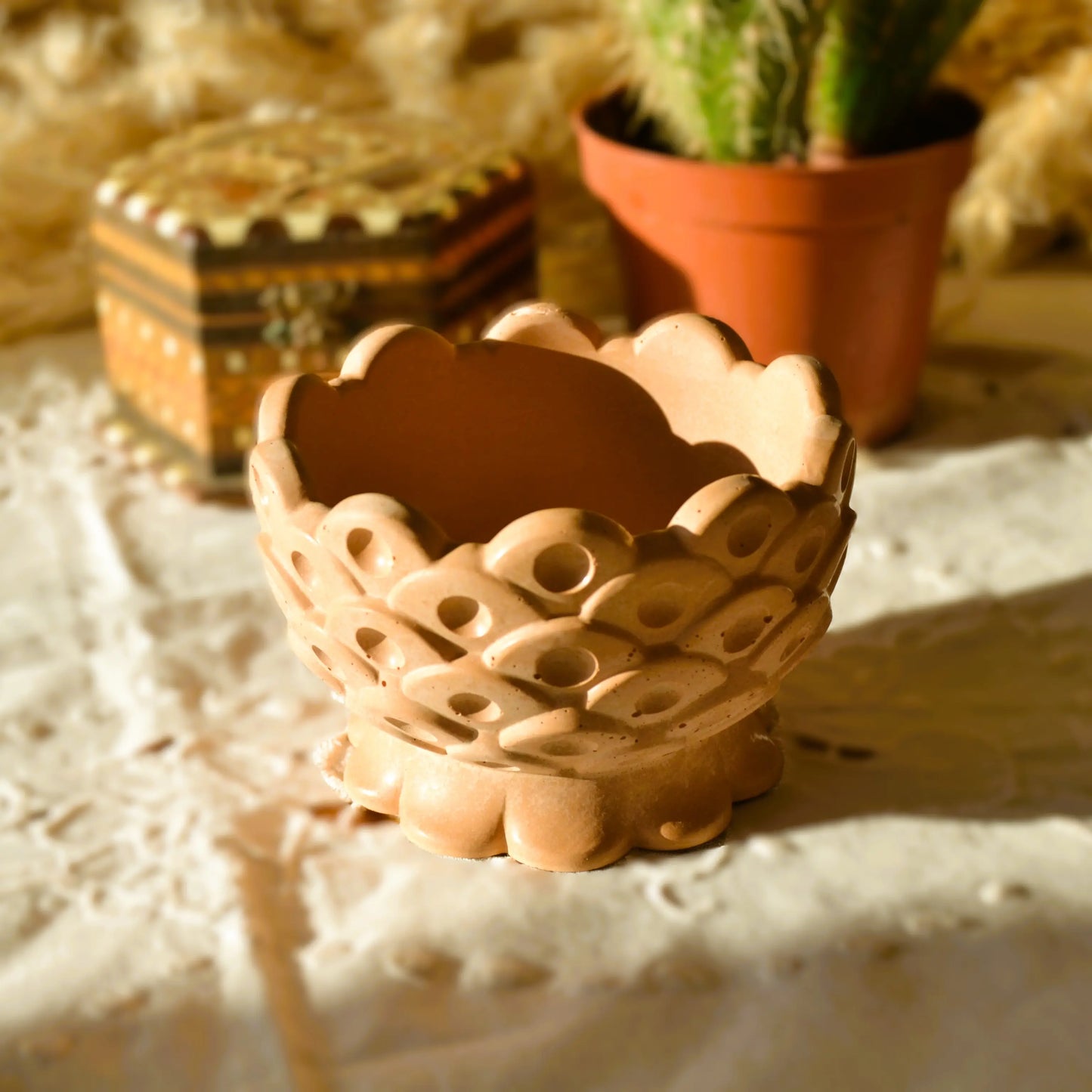 Image de Galatée — Coupe décorative artisanale en jesmonite terracotta | Le sens des choses – boutique artisanale éthique de bougies parfumées et savons naturels fabriqués en France