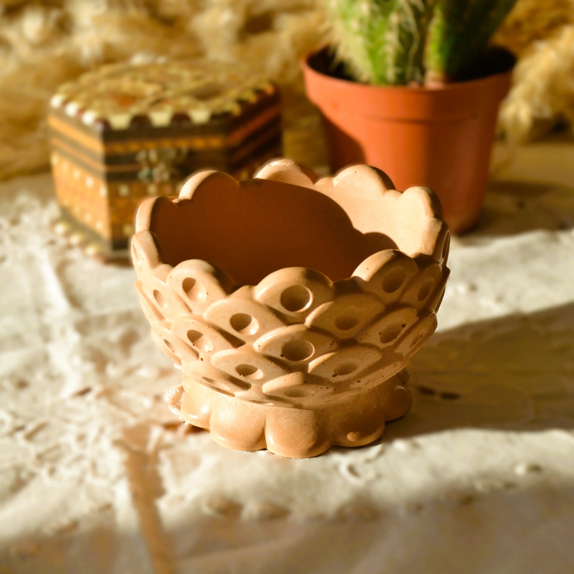Image de Galatée — Coupe décorative artisanale en jesmonite terracotta | Le sens des choses – boutique artisanale éthique de bougies parfumées et savons naturels fabriqués en France