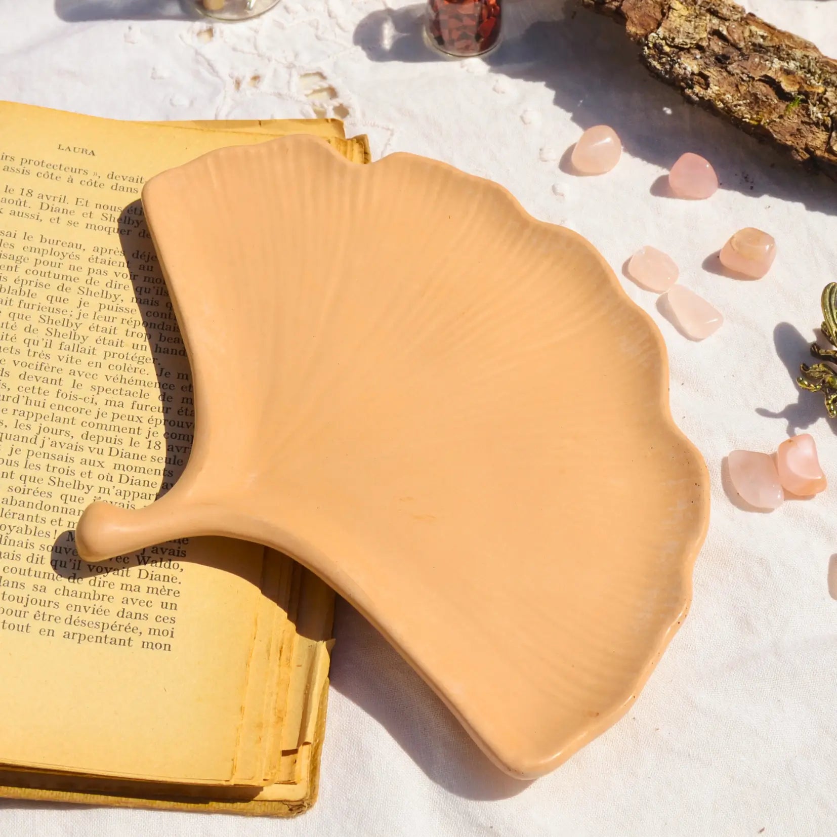 Aura — Le plateau feuille de ginkgo en jesmonite | Objet déco artisanal en Jesmonite fabriqué en Charente-Maritime
