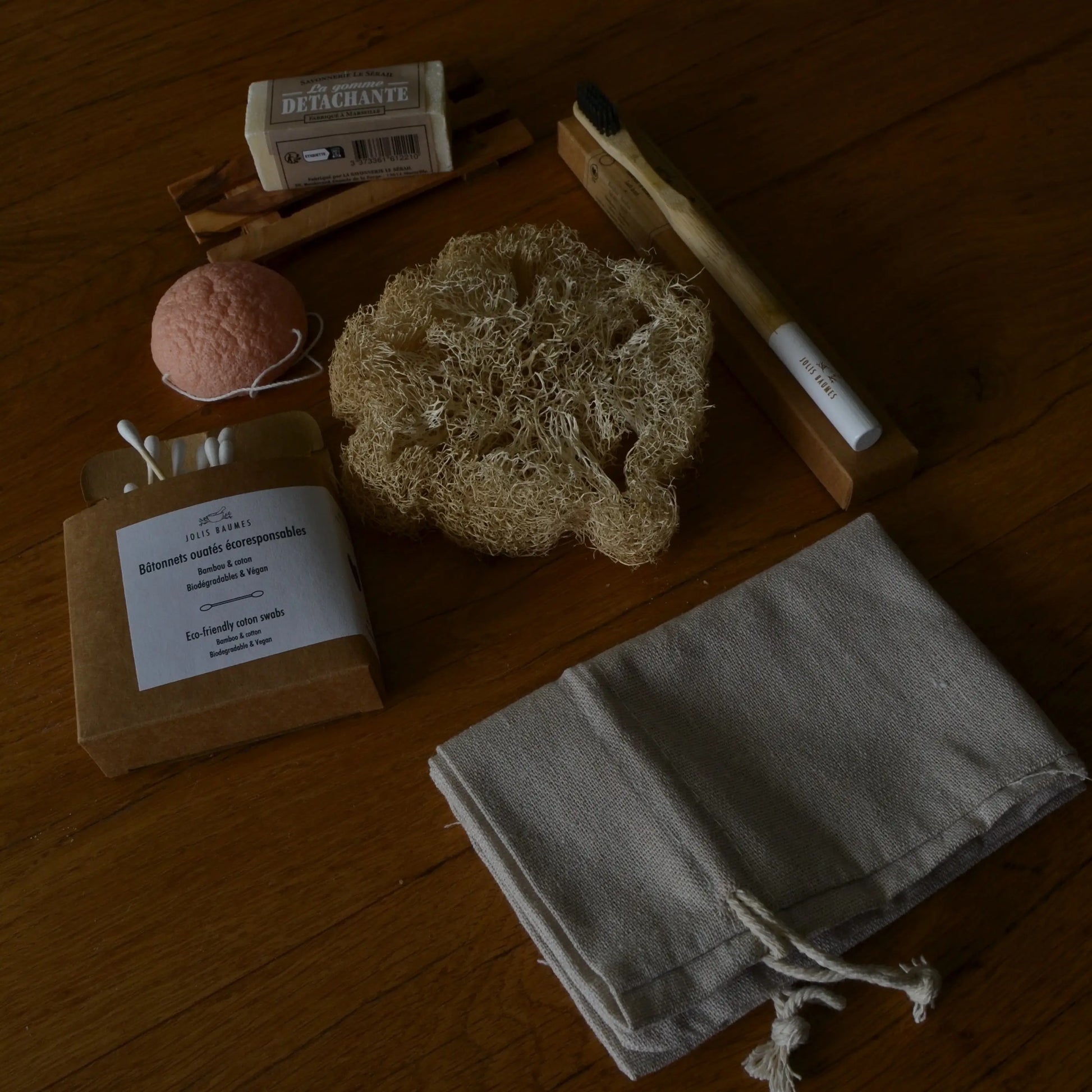 Image de kit salle de bain écoresponsable — routine beauté zéro déchet | Le sens des choses, boutique en ligne de produits artisanaux, naturels et écoresponsables, fabriqués en France ou en Europe : savons artisanaux, bougies parfumées, accessoires zéro déchet.