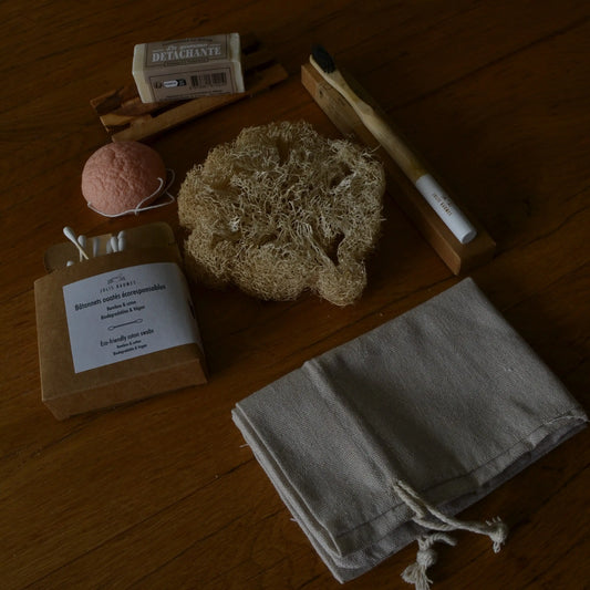 Image de kit salle de bain écoresponsable — routine beauté zéro déchet | Le sens des choses, boutique en ligne de produits artisanaux, naturels et écoresponsables, fabriqués en France ou en Europe : savons artisanaux, bougies parfumées, accessoires zéro déchet.