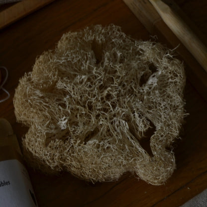 Image de kit salle de bain écoresponsable — routine beauté zéro déchet | Le sens des choses, boutique en ligne de produits artisanaux, naturels et écoresponsables, fabriqués en France ou en Europe : savons artisanaux, bougies parfumées, accessoires zéro déchet.
