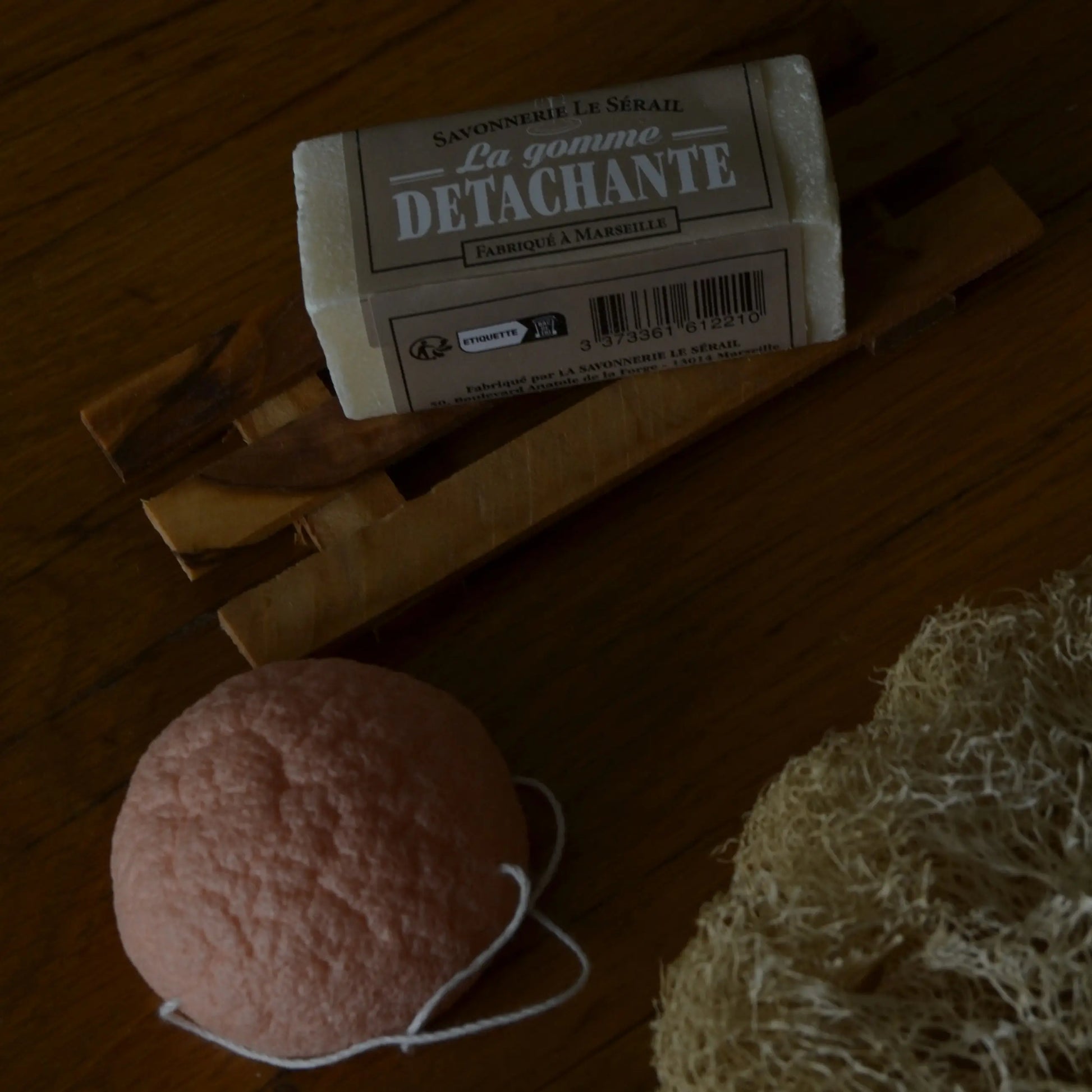 Image de kit salle de bain écoresponsable — routine beauté zéro déchet | Le sens des choses, boutique en ligne de produits artisanaux, naturels et écoresponsables, fabriqués en France ou en Europe : savons artisanaux, bougies parfumées, accessoires zéro déchet.