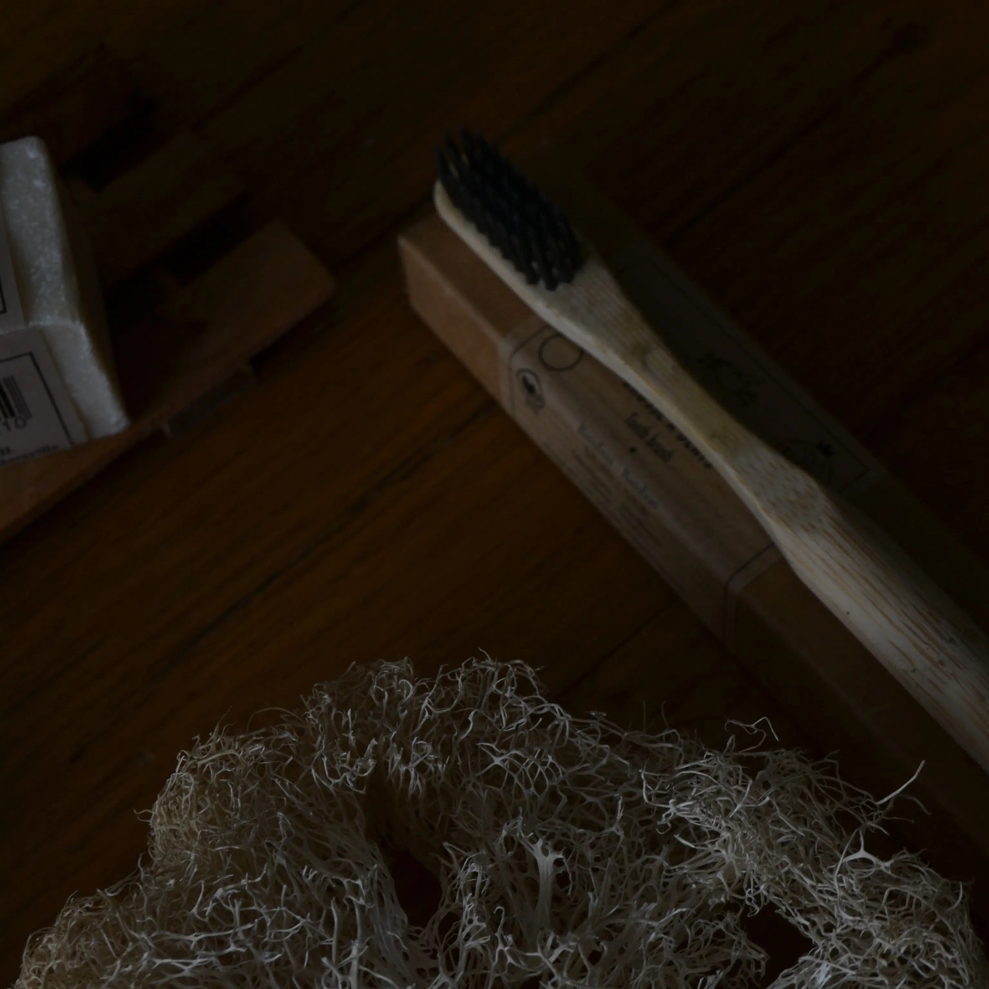 Image de kit salle de bain écoresponsable — routine beauté zéro déchet | Le sens des choses, boutique en ligne de produits artisanaux, naturels et écoresponsables, fabriqués en France ou en Europe : savons artisanaux, bougies parfumées, accessoires zéro déchet.
