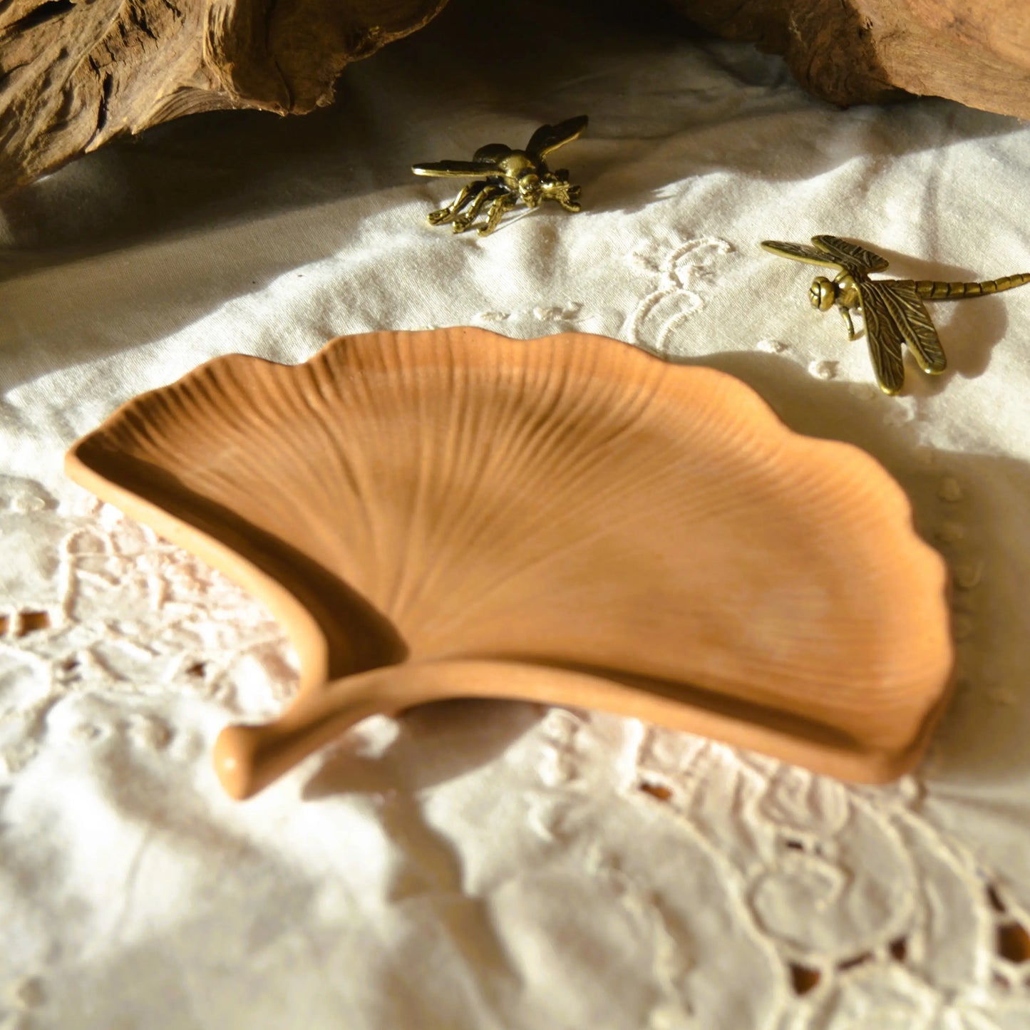 Image de Aura — Plateau feuille de Gingko en jesmonite | Le sens des choses – boutique artisanale éthique de bougies parfumées et savons naturels fabriqués en France