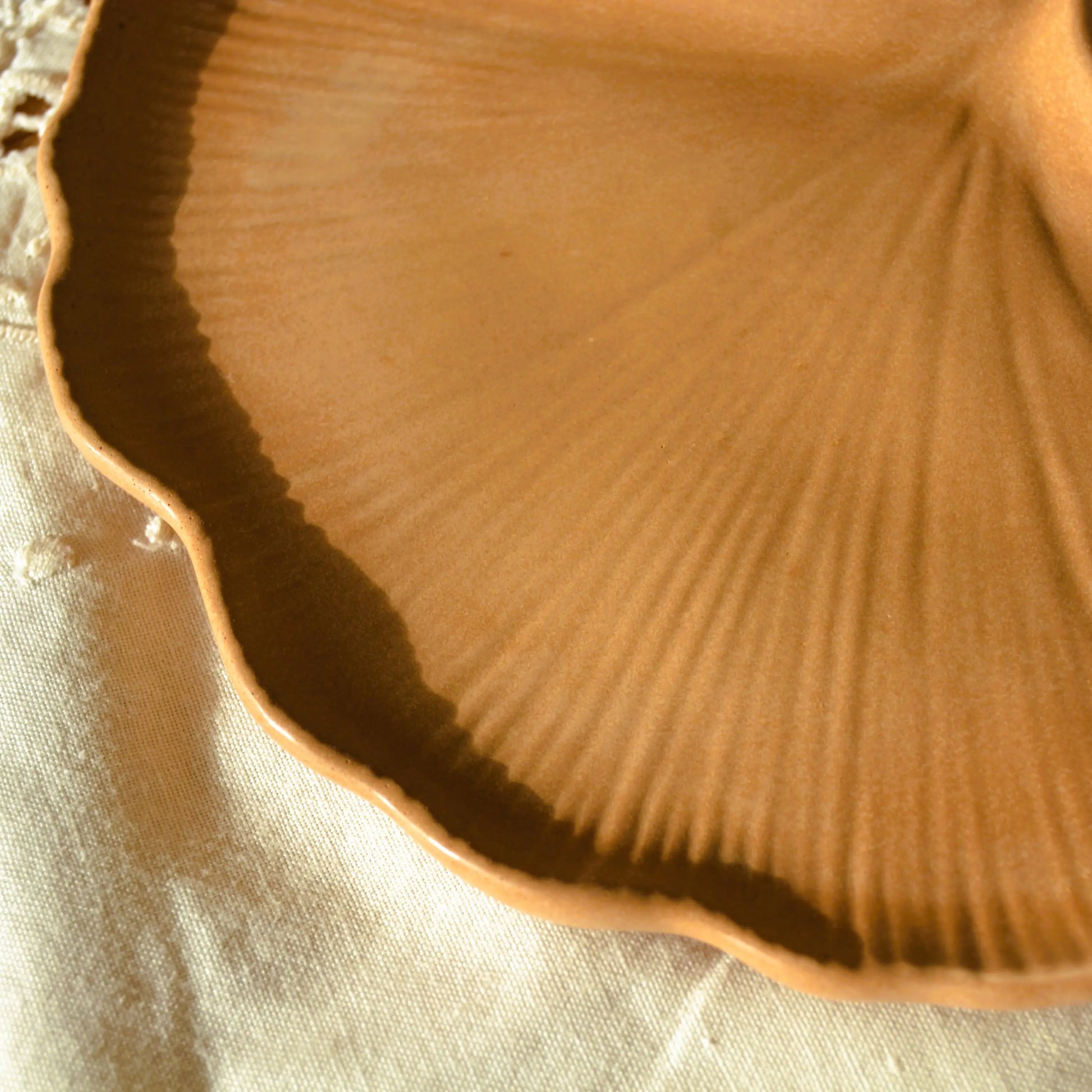 Image de Aura — Plateau feuille de Gingko en jesmonite | Le sens des choses – boutique artisanale éthique de bougies parfumées et savons naturels fabriqués en France