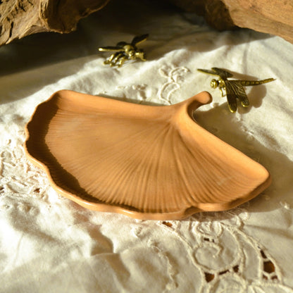Image de Aura — Plateau feuille de Gingko en jesmonite | Le sens des choses – boutique artisanale éthique de bougies parfumées et savons naturels fabriqués en France