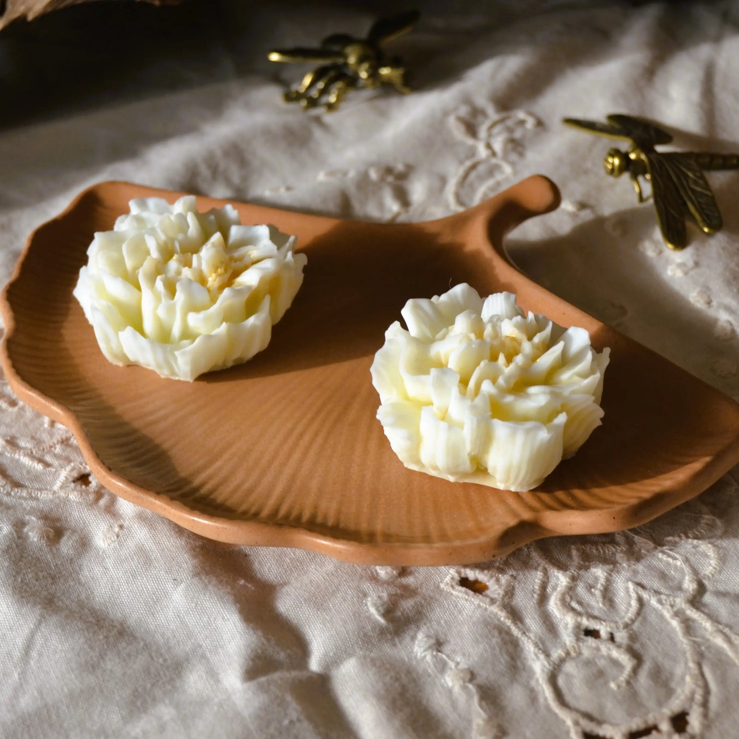 Image de Aura — Plateau feuille de Gingko en jesmonite | Le sens des choses – boutique artisanale éthique de bougies parfumées et savons naturels fabriqués en France