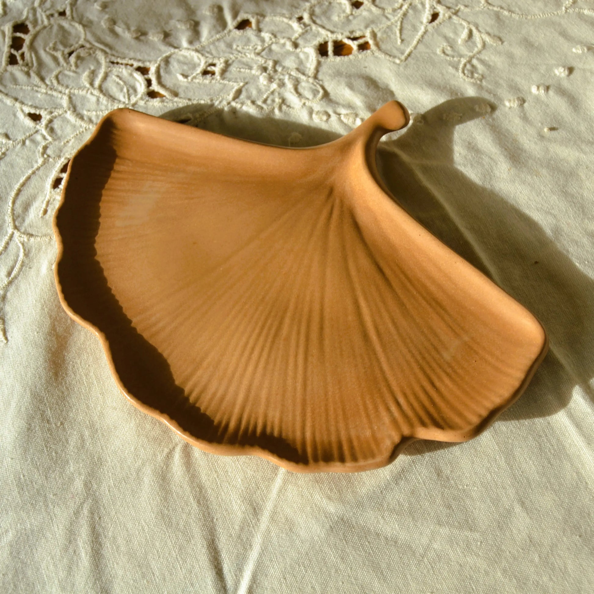 Image de Aura — Plateau feuille de Gingko en jesmonite | Le sens des choses – boutique artisanale éthique de bougies parfumées et savons naturels fabriqués en France