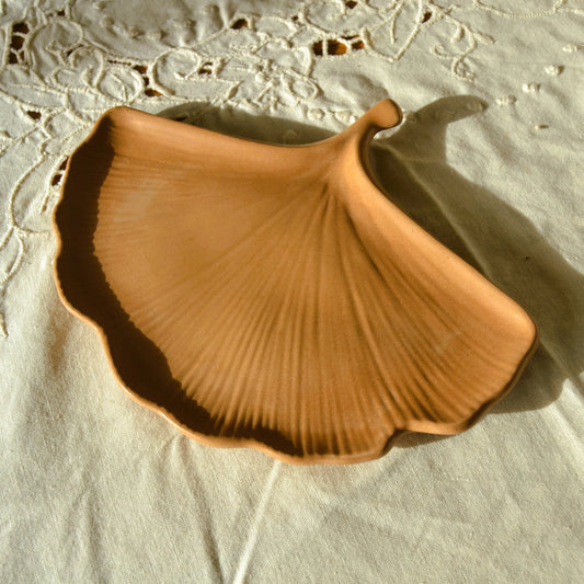 Image de Aura — Plateau feuille de Gingko en jesmonite | Le sens des choses – boutique artisanale éthique de bougies parfumées et savons naturels fabriqués en France