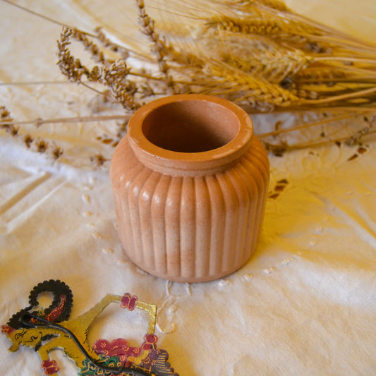 Image de Flora — Pot décoratif en jesmonite terracotta | Le sens des choses – boutique artisanale éthique de bougies parfumées et savons naturels fabriqués en France