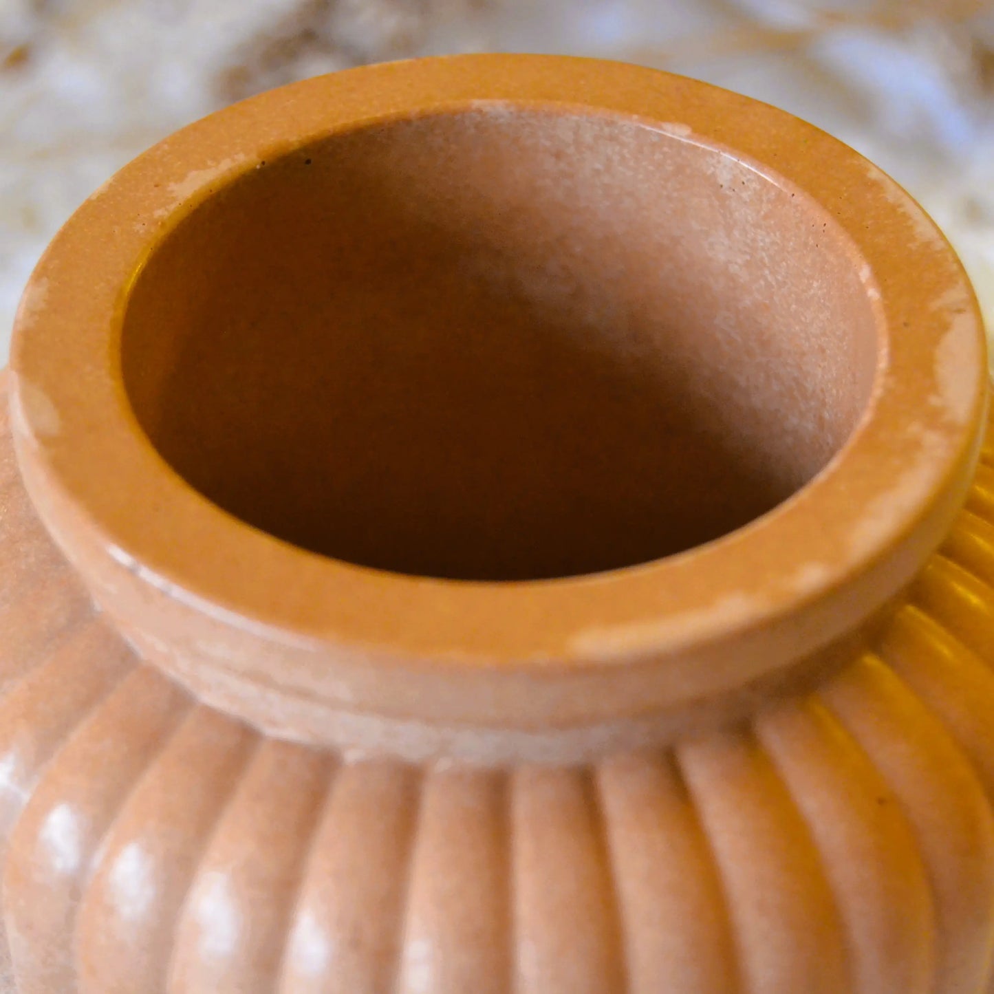 Image de Flora — Pot décoratif en jesmonite terracotta | Le sens des choses – boutique artisanale éthique de bougies parfumées et savons naturels fabriqués en France