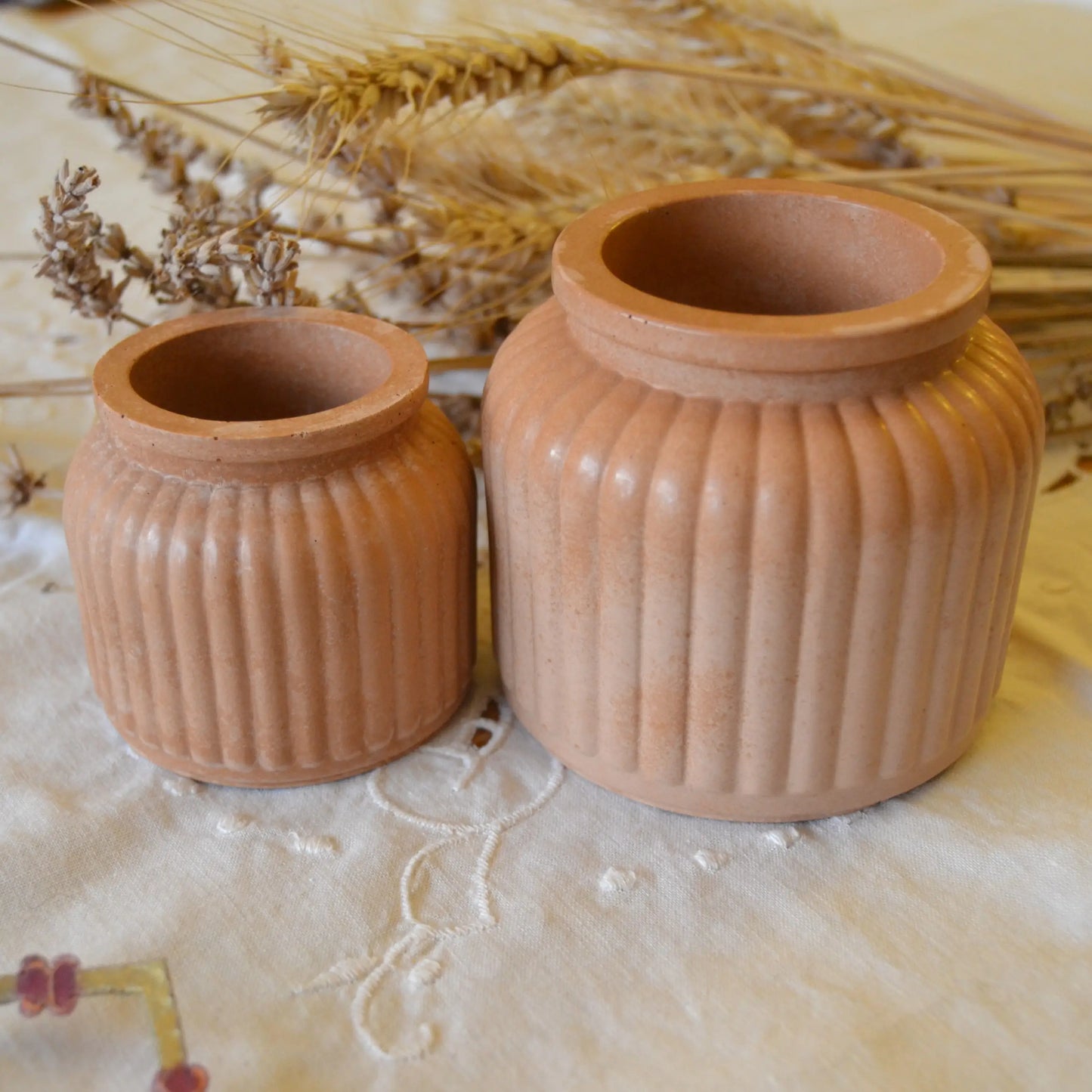 Image de Flora — Pot décoratif en jesmonite terracotta | Le sens des choses – boutique artisanale éthique de bougies parfumées et savons naturels fabriqués en France