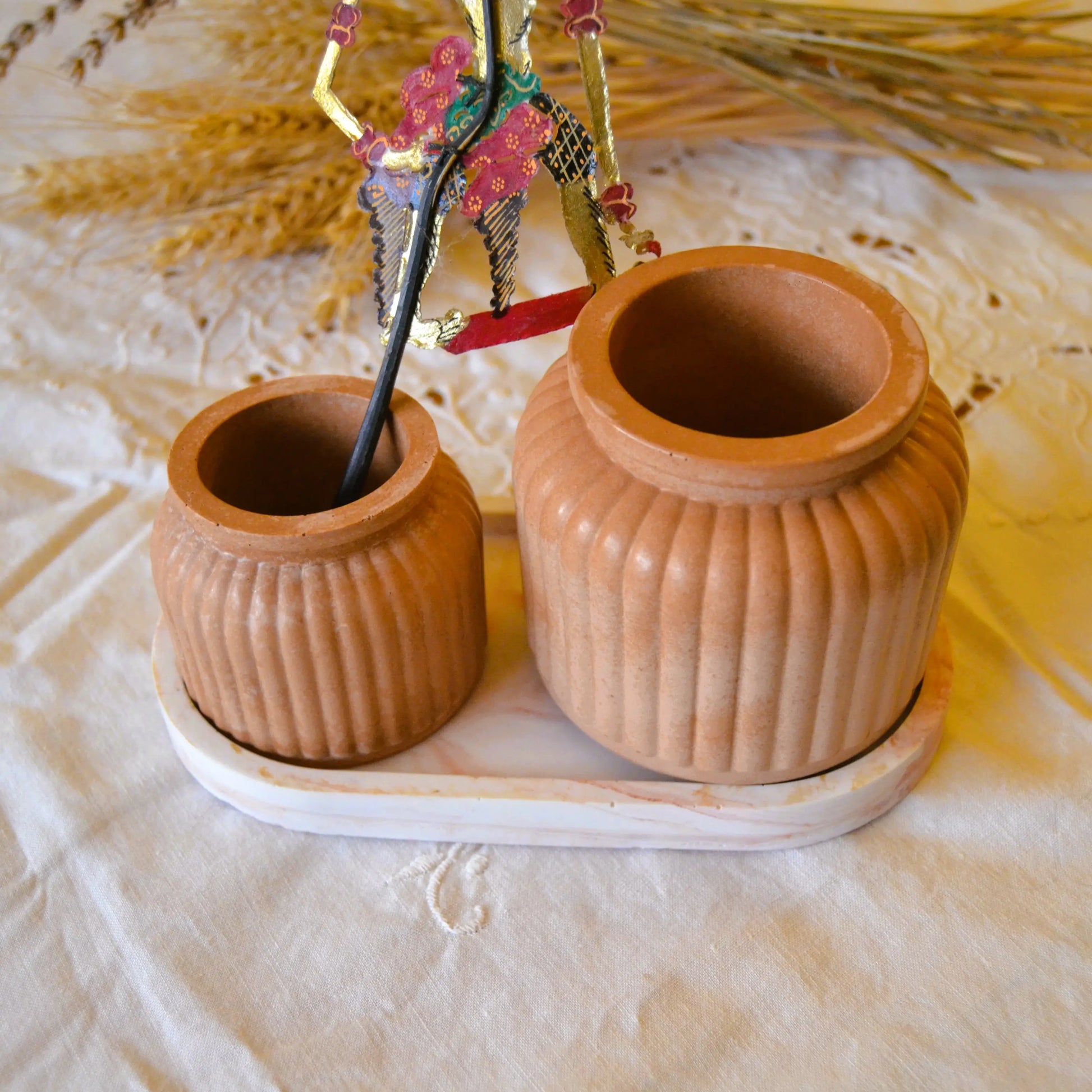 Image de Flora — Pot décoratif en jesmonite terracotta | Le sens des choses – boutique artisanale éthique de bougies parfumées et savons naturels fabriqués en France
