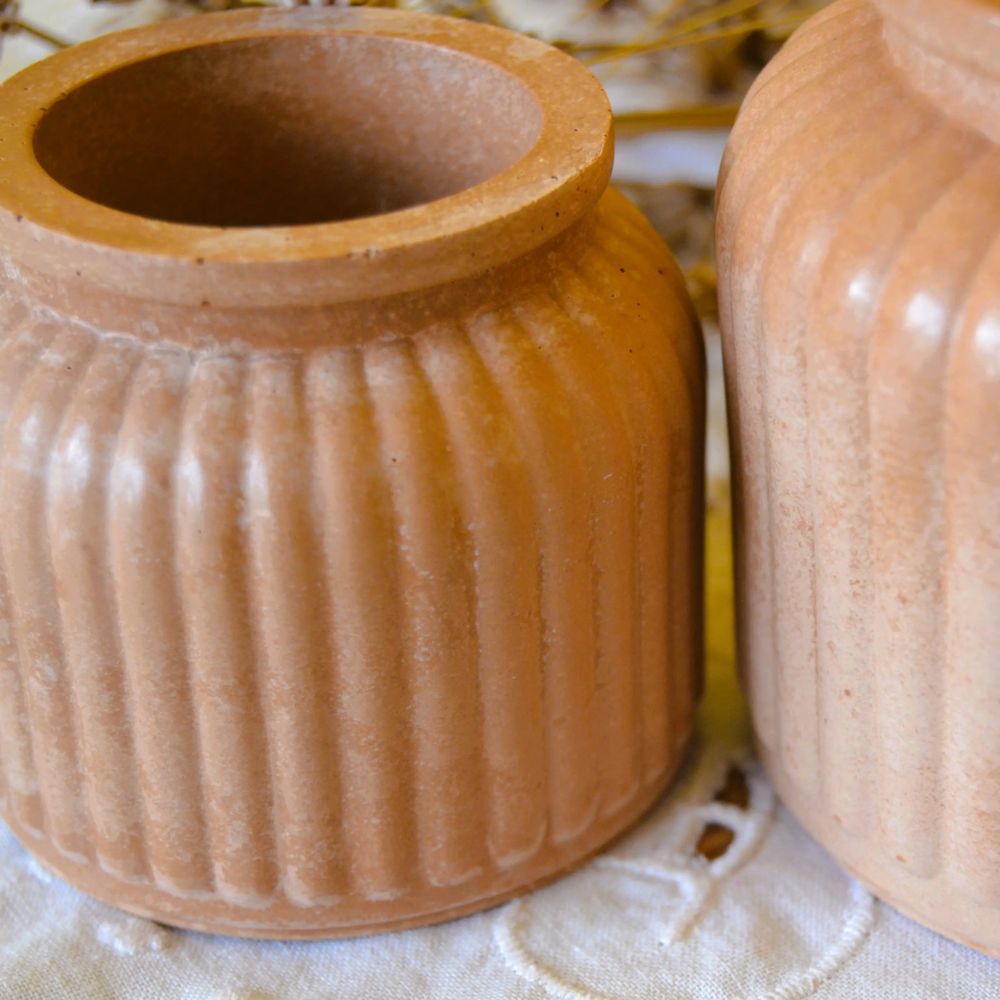 Image de Flora Mini — Petit pot en jesmonite terracotta | Le sens des choses – boutique artisanale éthique de bougies parfumées et savons naturels fabriqués en France