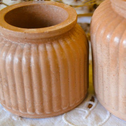 Image de Flora Mini — Petit pot en jesmonite terracotta | Le sens des choses – boutique artisanale éthique de bougies parfumées et savons naturels fabriqués en France