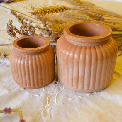 Image de Flora Mini — Petit pot en jesmonite terracotta | Le sens des choses – boutique artisanale éthique de bougies parfumées et savons naturels fabriqués en France