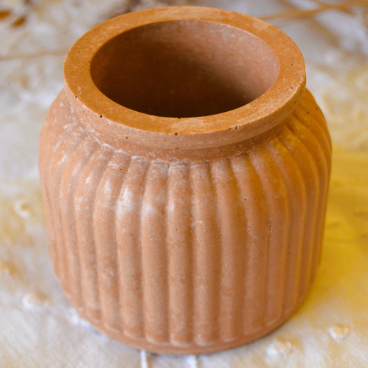 Image de Flora Mini — Petit pot en jesmonite terracotta | Le sens des choses – boutique artisanale éthique de bougies parfumées et savons naturels fabriqués en France