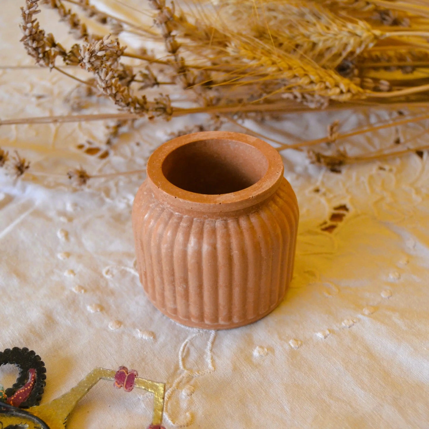 Image de Flora Mini — Petit pot en jesmonite terracotta | Le sens des choses – boutique artisanale éthique de bougies parfumées et savons naturels fabriqués en France
