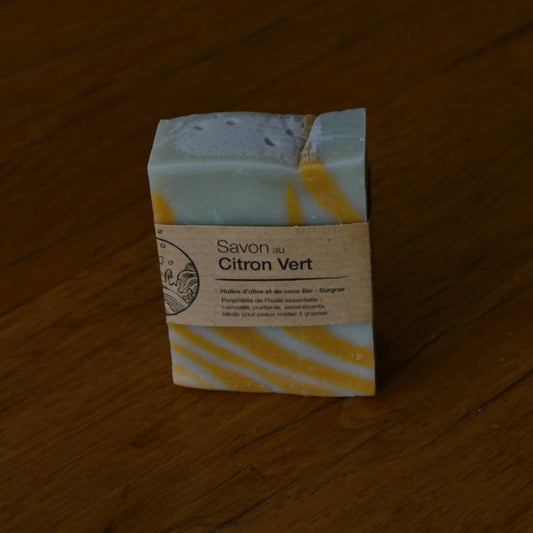 Image de savon au citron vert | Le sens des choses, boutique en ligne de produits artisanaux, naturels et écoresponsables, fabriqués en France ou en Europe : savons artisanaux, bougies parfumées, accessoires zéro déchet.