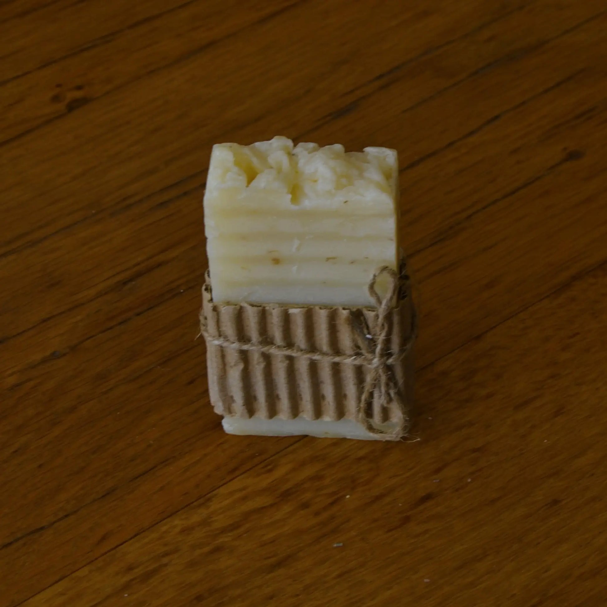 Image de savon à l’arnica apaisant et réparateur | Le sens des choses – boutique artisanale éthique de bougies parfumées et savons naturels fabriqués en France