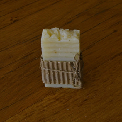 Image de savon à l’arnica apaisant et réparateur | Le sens des choses – boutique artisanale éthique de bougies parfumées et savons naturels fabriqués en France