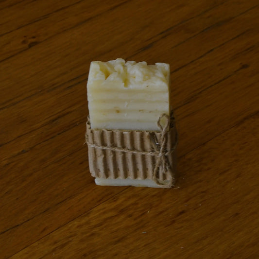 Image de savon à l’arnica apaisant et réparateur | Le sens des choses – boutique artisanale éthique de bougies parfumées et savons naturels fabriqués en France