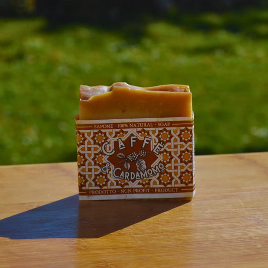 Savon au café et à la cardamome – Création artisanale | Le sens des choses – Boutique de bougies parfumées végétales, décorations et savons