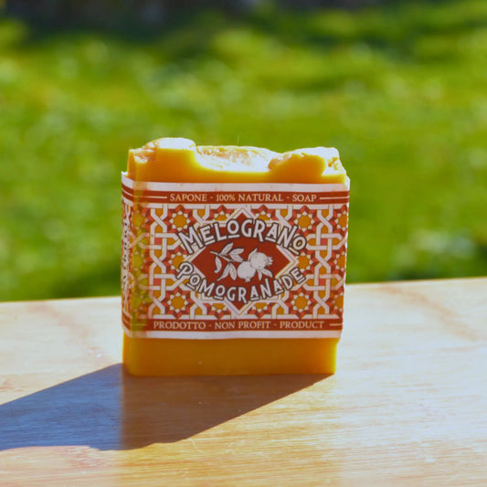 Savon à l'huile de pépins de grenade – Création artisanale | Le sens des choses – Boutique de bougies parfumées végétales, décorations et savons